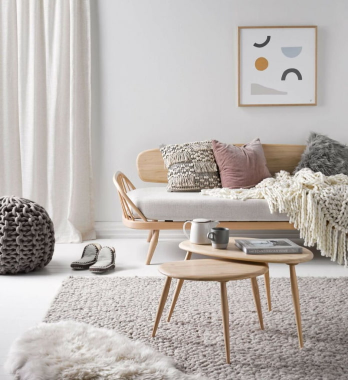 Holzsofa im Flur