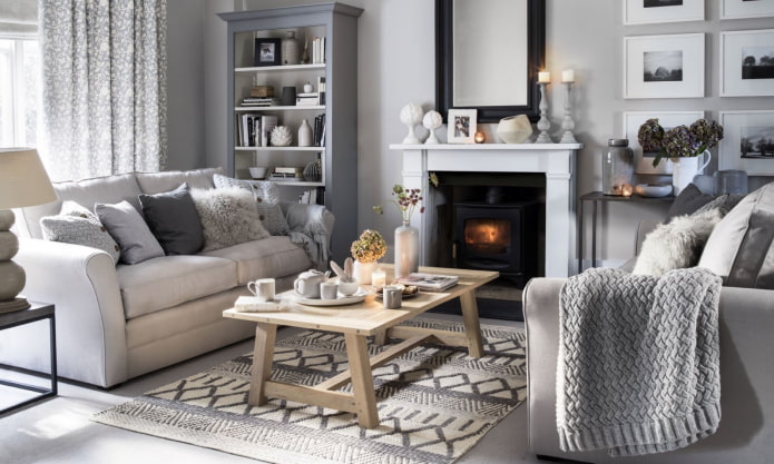 Wohnzimmer mit zwei Sofas