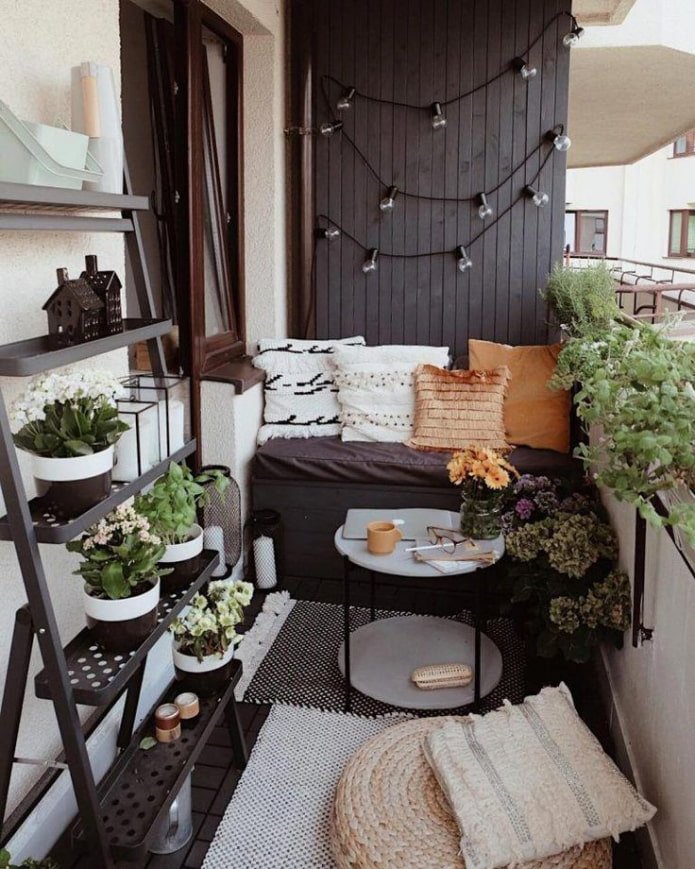 gemütlicher offener Balkon