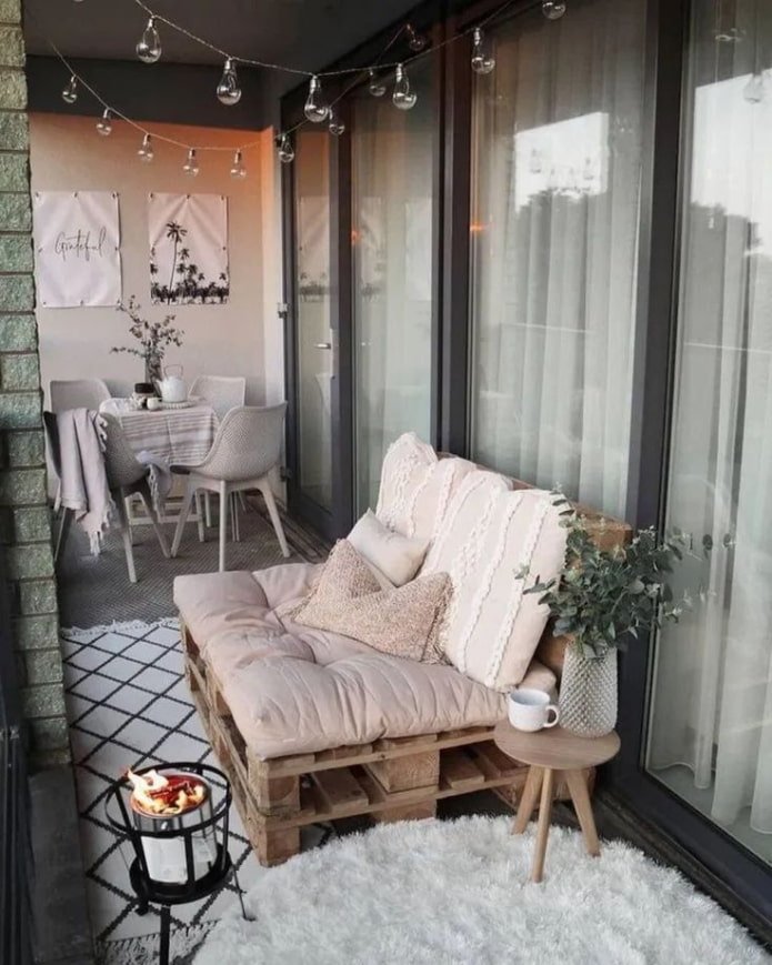 Paletten auf dem Balkon