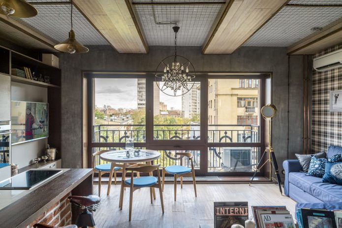 Innenraum einer kleinen Wohnung im Loft-Stil mit 33 m²