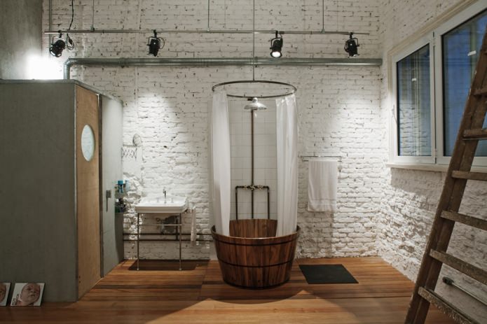 Sanitärinstallation im Badezimmer im Loft-Stil