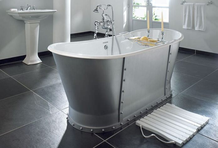 Sanitärinstallation im Badezimmer im Loft-Stil