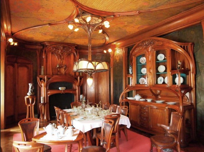 Esszimmer mit Holzmöbeln
