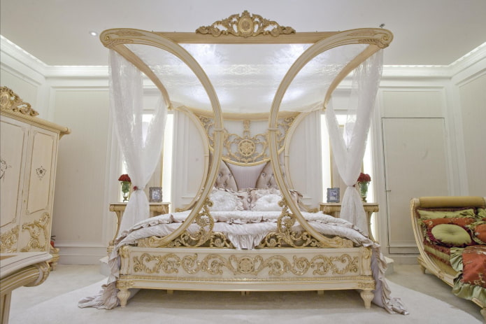 massives Bett im Jugendstil