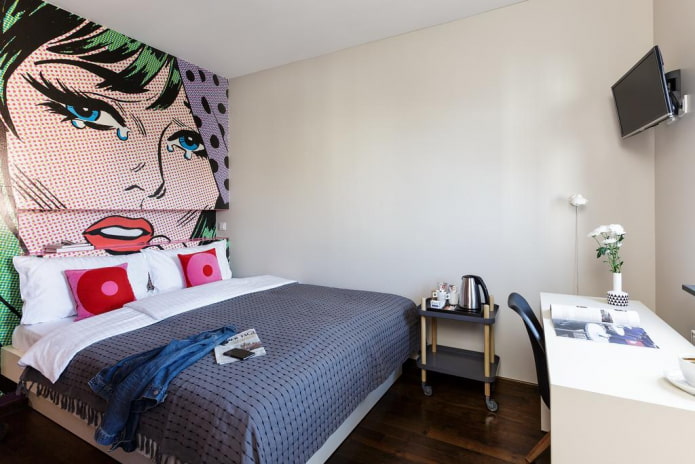 Bild eines Mädchens an der Wand