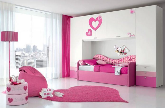 weißes und rosa Kinderzimmer