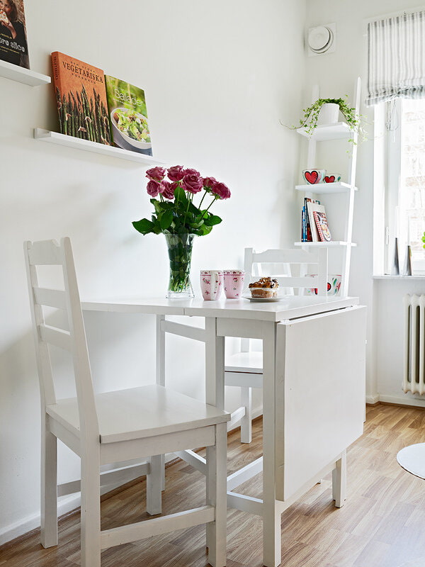 Weißer Büchertisch