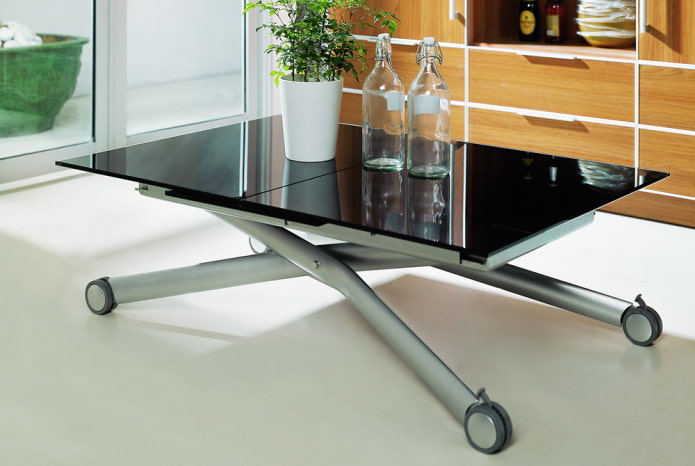 Tisch mit getöntem Glas und Metallbeinen
