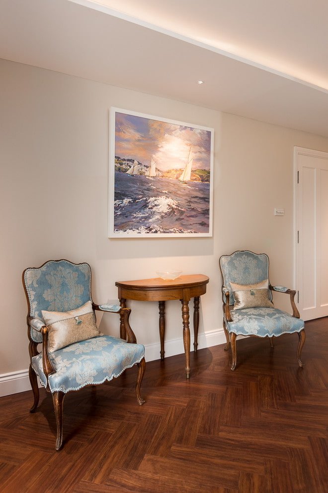 Tisch im Barockinterieur