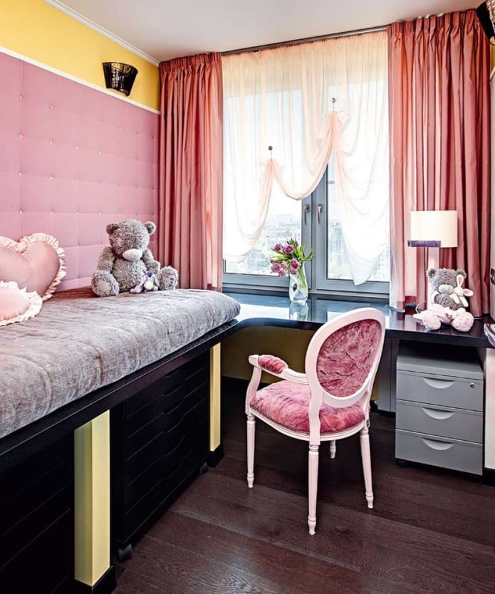 Tisch im Kinderzimmer eines Mädchens