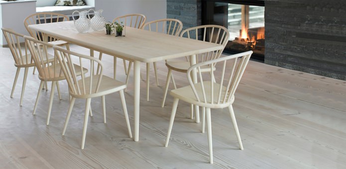 Holzstühle im Interieur