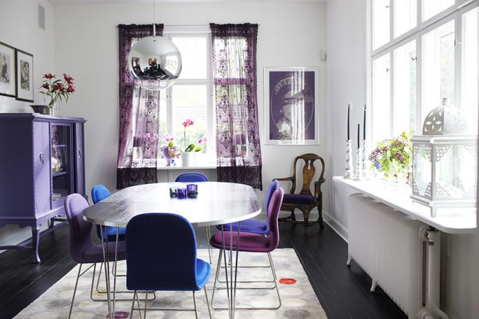 verschiedene Stühle im Interieur
