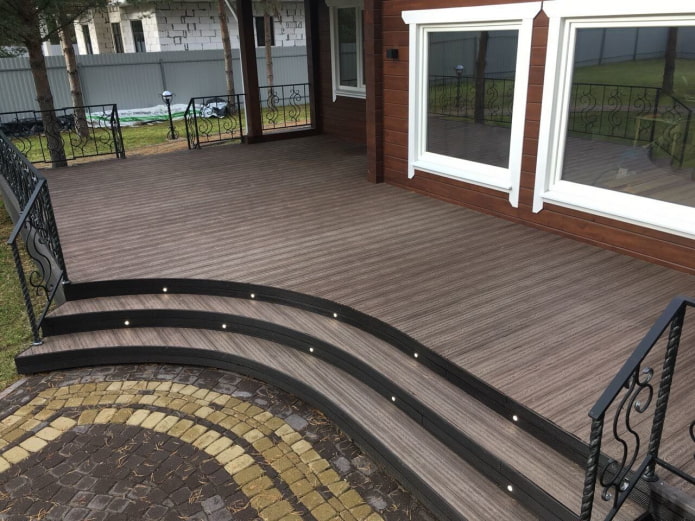 Veranda aus Terrassendielen mit Beleuchtung