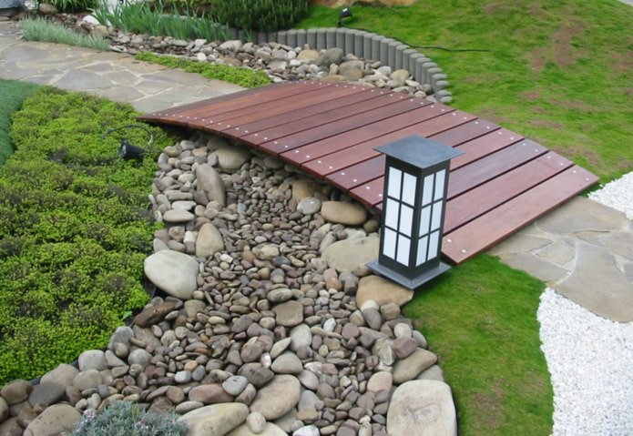 Holzbrücke im Garten