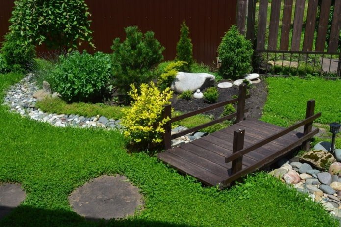Holzbrücke über einen Bach