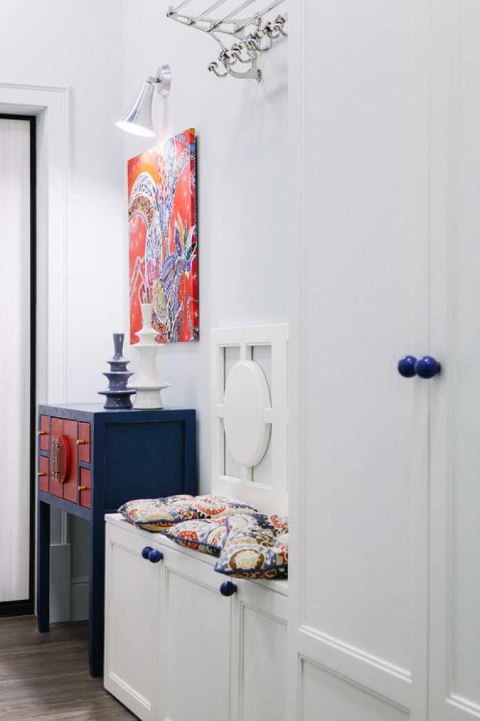 Helle Akzente in einem weißen Interieur