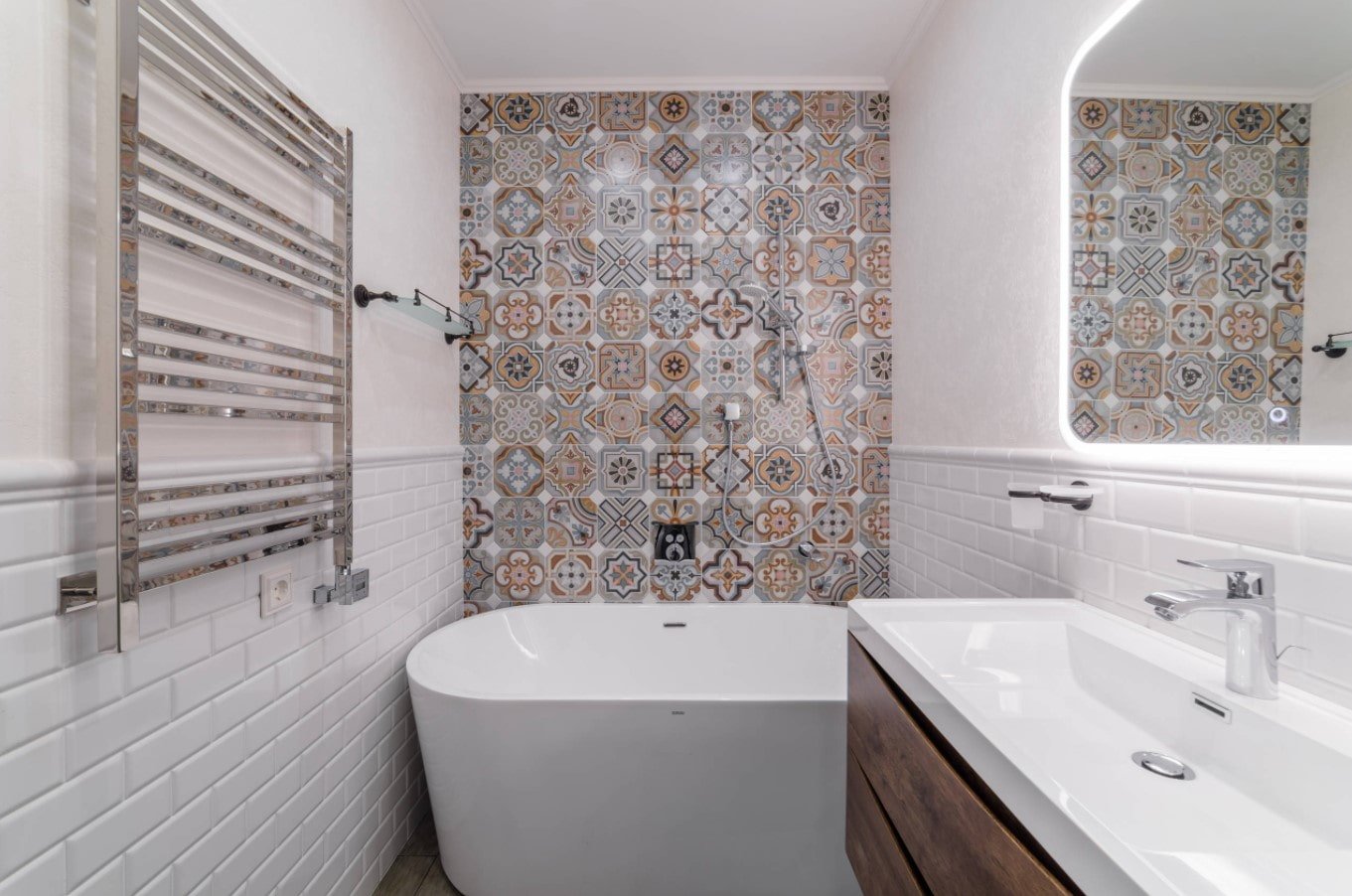 weißes Badezimmer mit einer Verkleidung