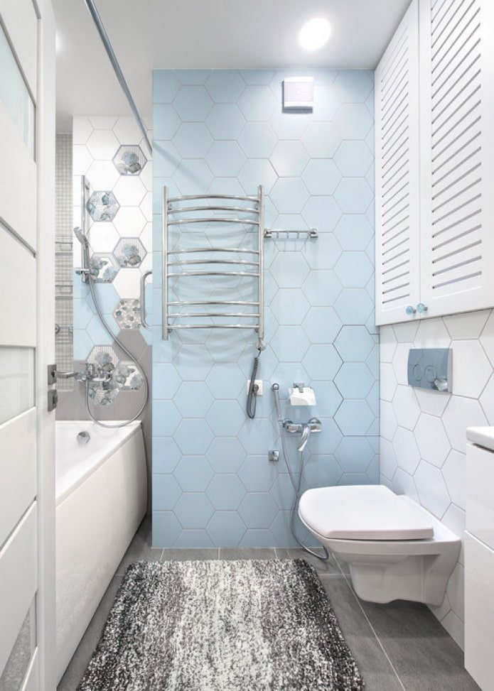 blaue Wände im Badezimmer