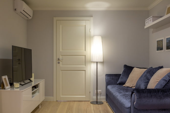Helle Türen im Wohnzimmer
