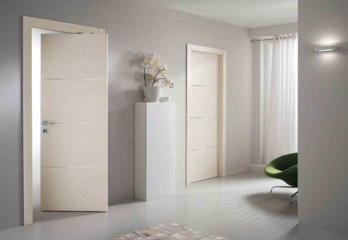 Helle Türen im Stil des Minimalismus
