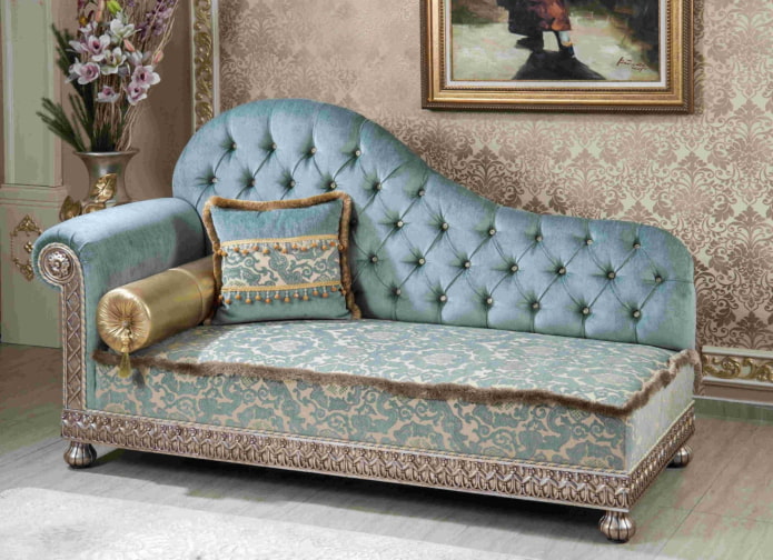 Ottomane im Interieur im klassischen Stil
