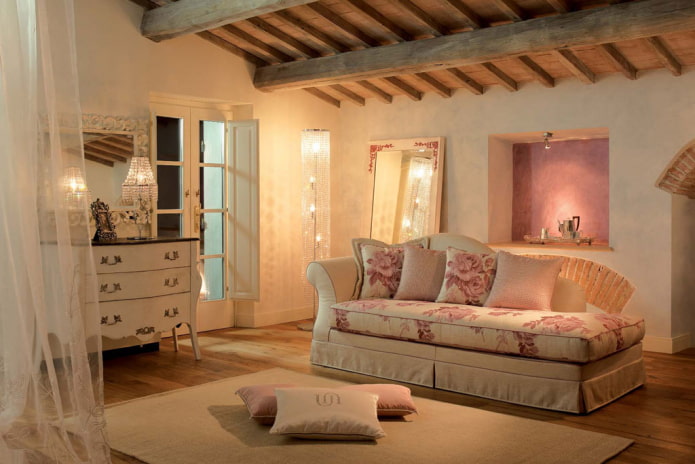 Ottomane im Interieur im Provence-Stil