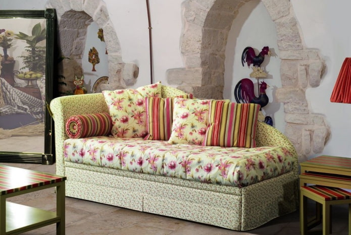 Ottomane im Interieur im Provence-Stil