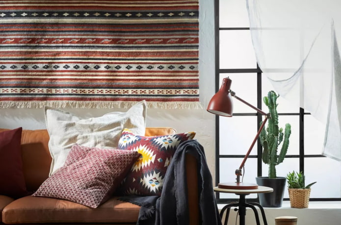 Teppich an der Wand in einem modernen Interieur