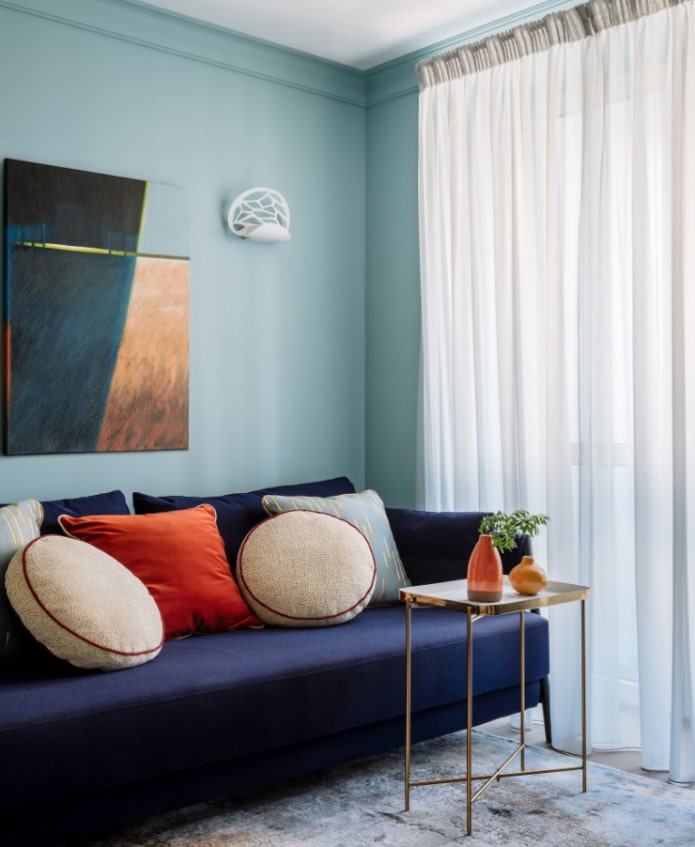 Kissen auf dem Sofa im Wohnzimmer