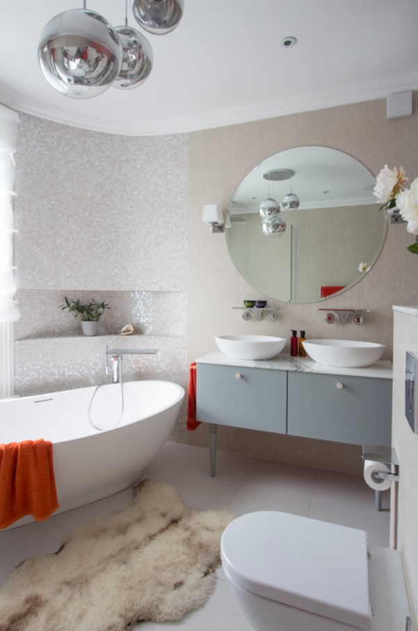 helle Handtücher im Badezimmer