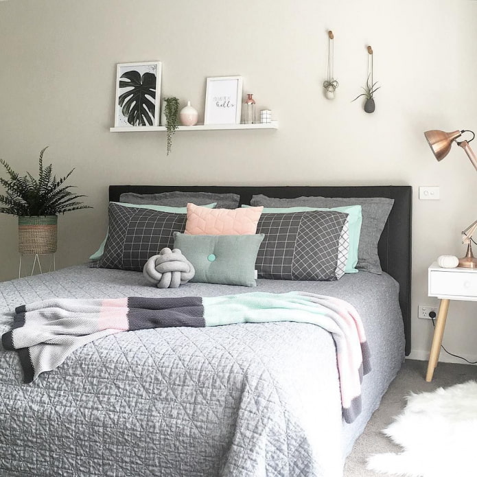 eine Decke im Schlafzimmerinterieur
