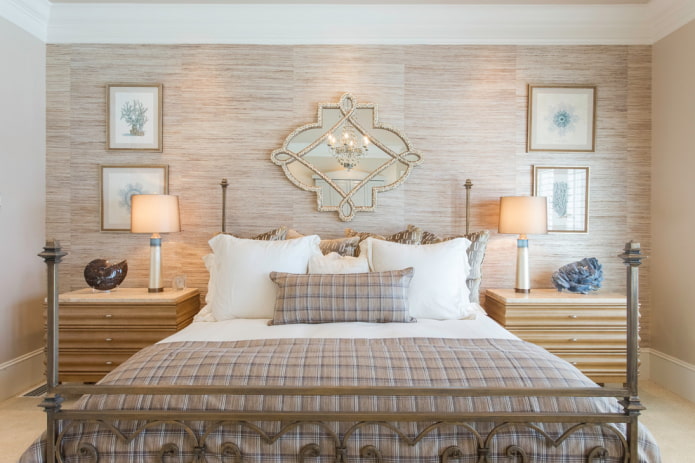 beige Stofftapete im Schlafzimmer