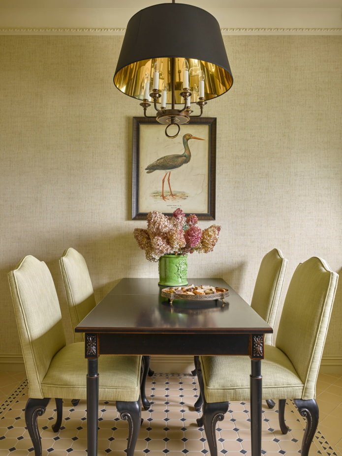 beige Stofftapete im Esszimmer