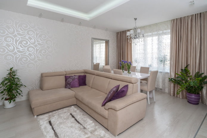 weiße Stofftapete im Wohnzimmer