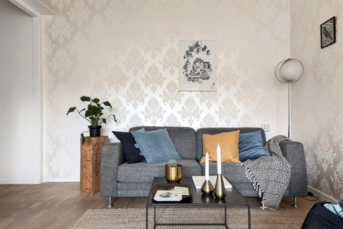 weiße Stofftapete im Wohnzimmer
