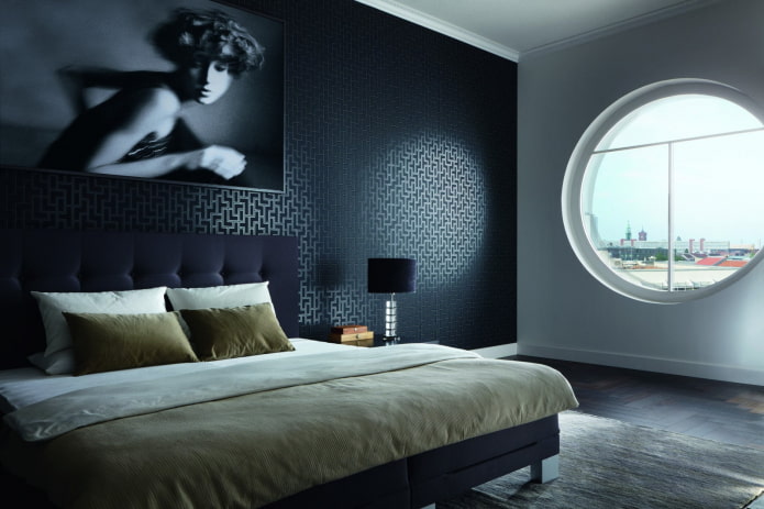 Schwarze Stofftapete im Schlafzimmer