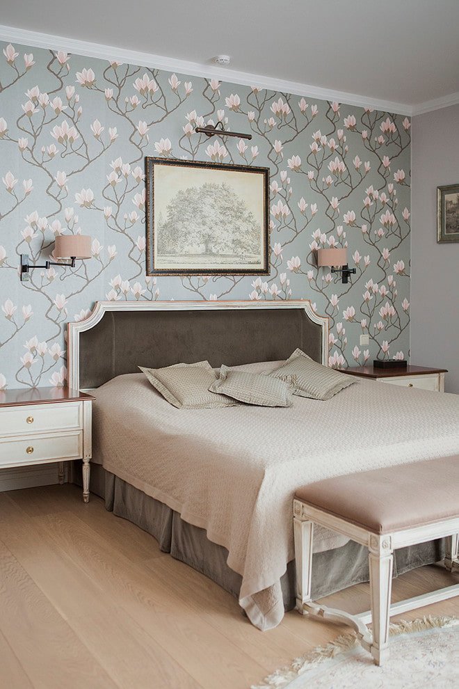 Stofftapete mit Blumenmuster im Schlafzimmer