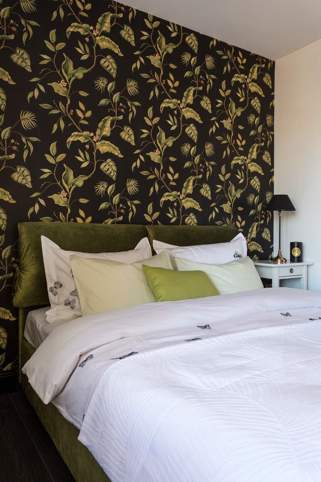 Stofftapete mit Blumenmuster im Schlafzimmer