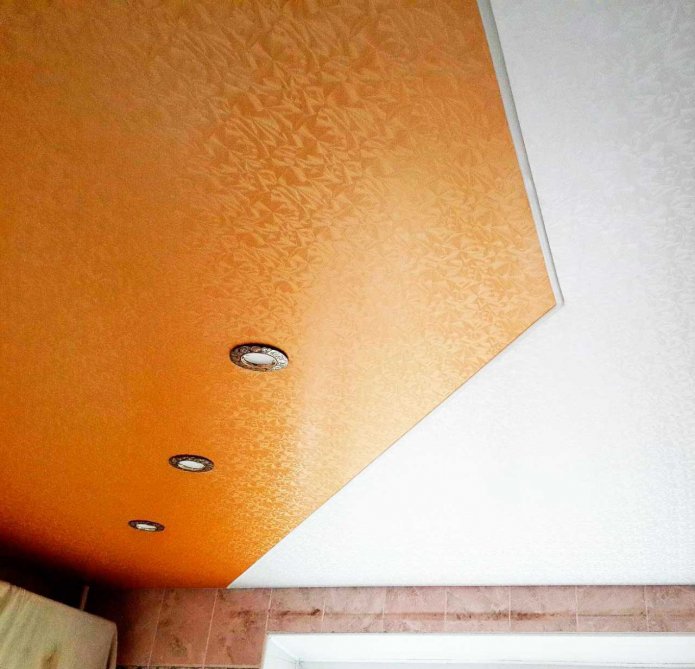 Schillernde Decke
