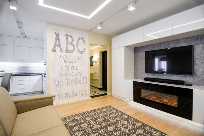 Kamin unter dem Fernseher im Innenraum