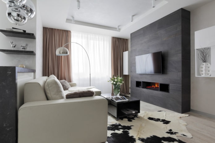 Kamin unter dem Fernseher im Innenraum