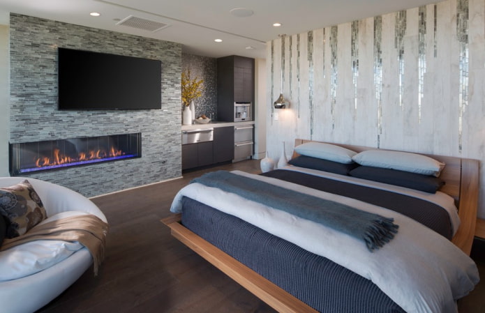 TV-Panel über dem Kamin im Schlafzimmer