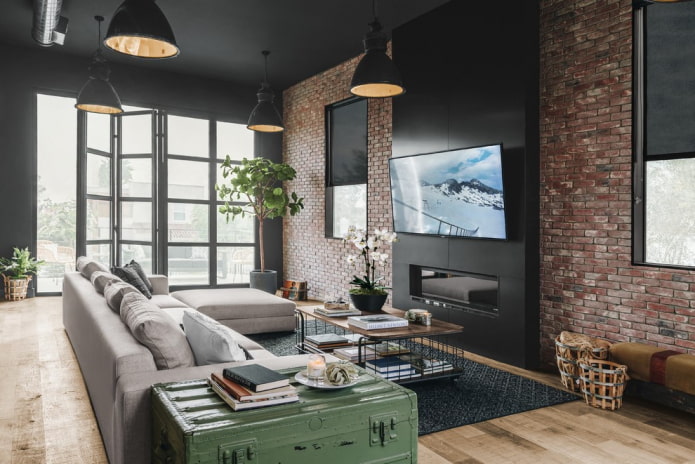 TV-Panel über dem Kamin im Innenraum im Loft-Stil