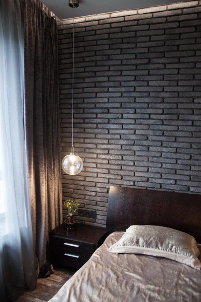 Bett aus dunklem Holz
