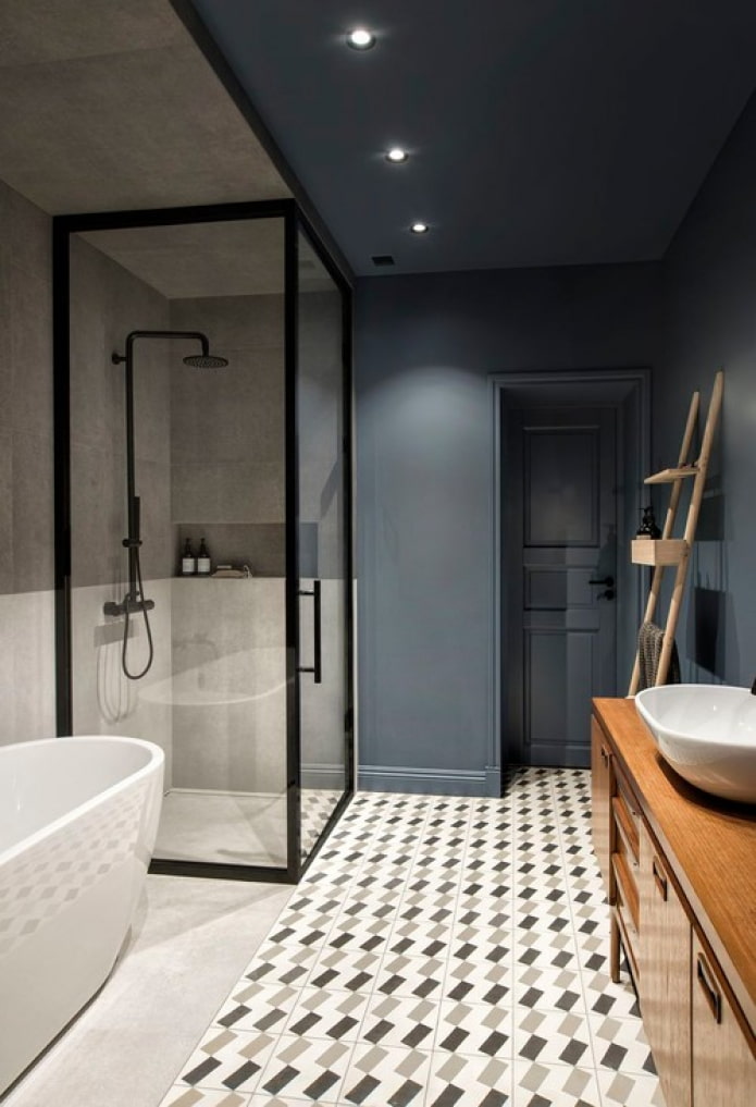 blaue Wand im Badezimmer