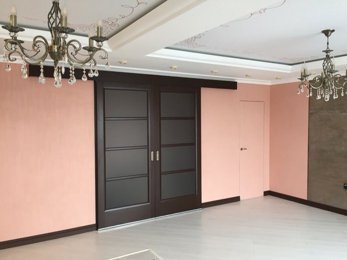 Wenge-Türrahmen mit dunklem Glas