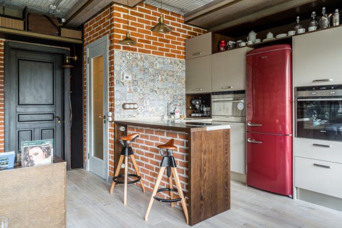 dunkle Tür in einer Wohnung im Loft-Stil