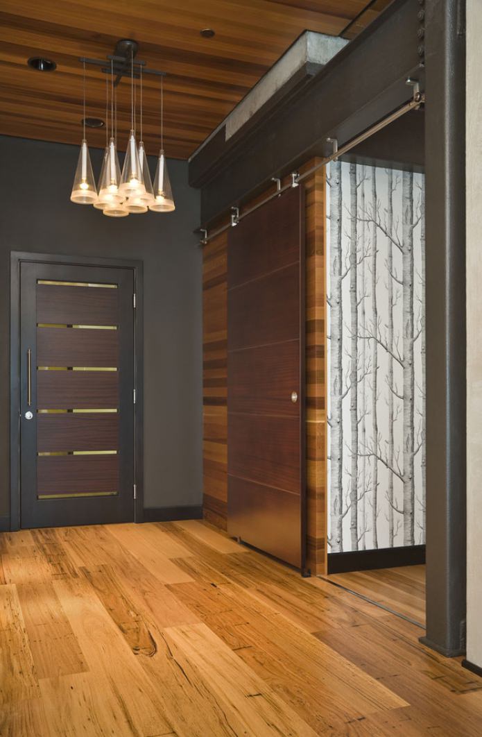 Wenge-Türen und braunes Laminat