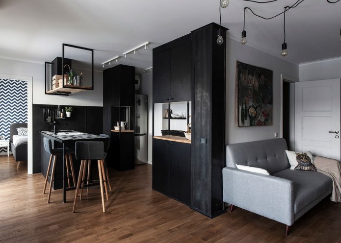 schwarzes Möbelset und graues Sofa